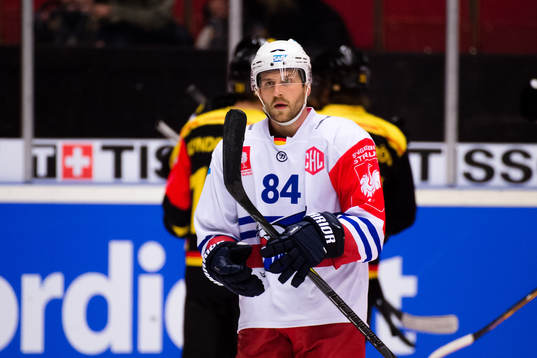 Andrew Desjardins of Adler Mannheim looks dejected
