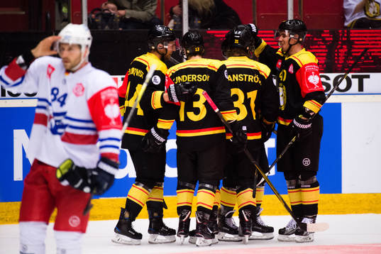 Andrew Desjardins of Adler Mannheim looks dejected while