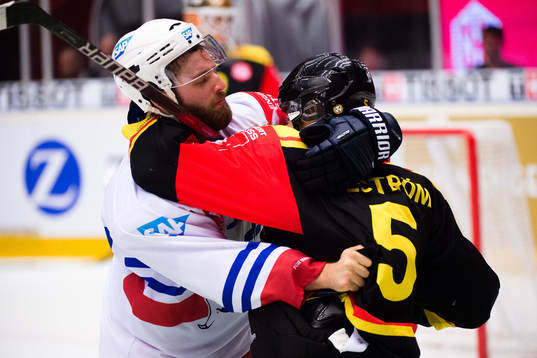 Thomas Larkin of Adler Mannheim fights Lukas Kilström of