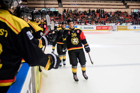 Linus Ölund of Brynäs celebrates the 2-1 goal