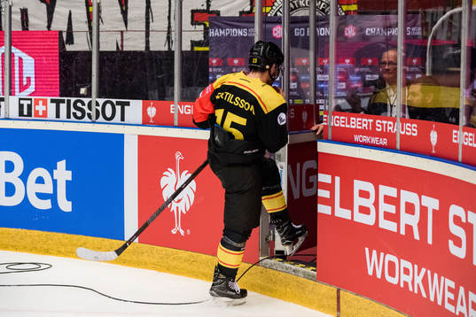 Simon Bertilsson of Brynäs leaves the ice