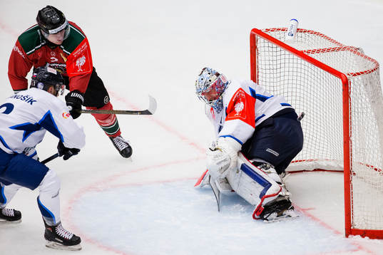 Frölundas Carl Grundström skjuter 3-3 bakom Liberec