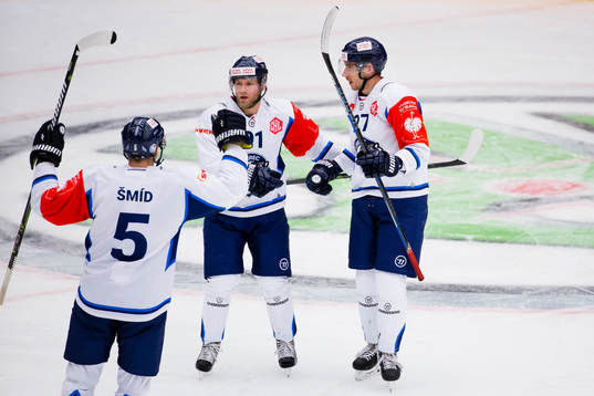Liberec Michal Plutnar jublar med lagkamrater