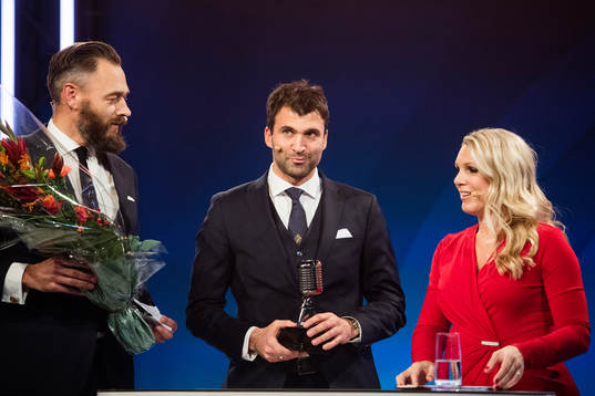 Årets röst Kenny Stamatopoulos, AIK, med prisutdelare