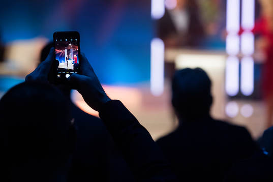 En person tar en bild med mobiltelefon