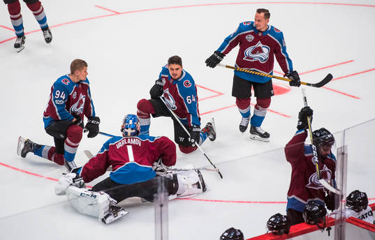 Colorados Samuel Girard, målvakt Semyon Varlamov, Nail