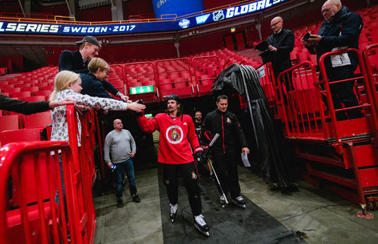 Erik Karlsson (vänster) och tränare Guy Boucher