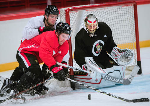 Chris Wideman (vänster) och Mark Stone i kamp framför