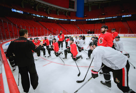 Ottawas spelare samlas runt tränare Guy Boucher