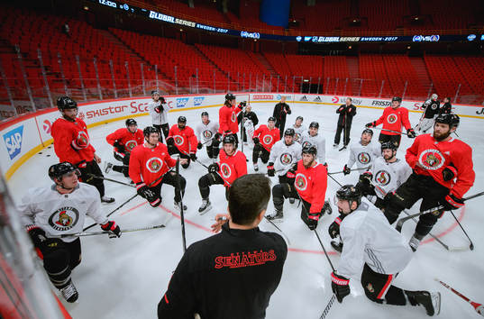 Ottawas spelare samlas runt tränare Guy Boucher