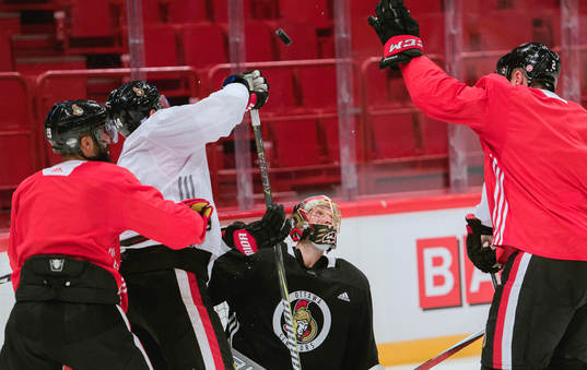 Ottawas spelare i kamp framför målvakt Craig Anderson