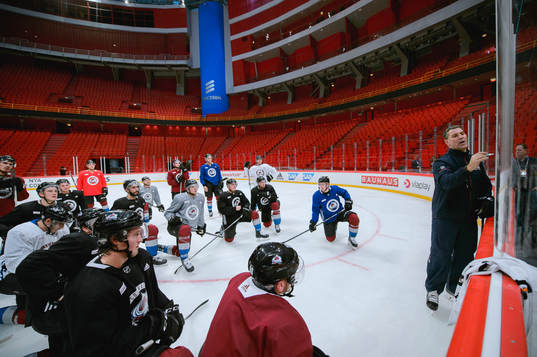 Colorados spelare smalas runt tränare Jared Bednar