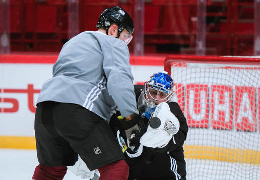 Colin Wilson (vänster) och målvakt Semyon Varlamov