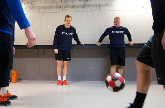 Tjeckiens Andrej Nestrasil värmer upp med fotboll