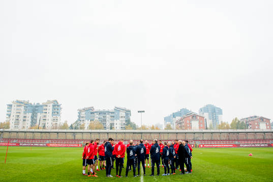 Players and staff of Norway gather in a circle
