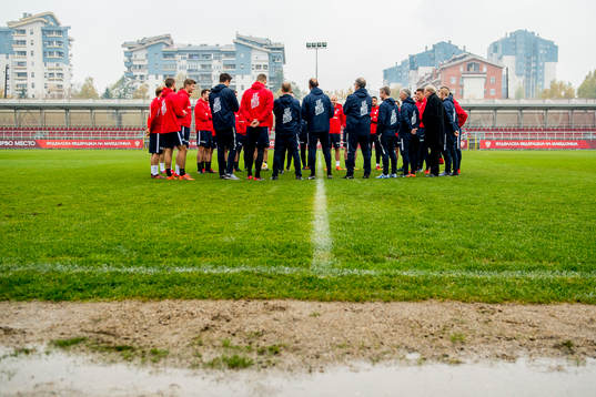 Players and staff of Norway gather in a circle