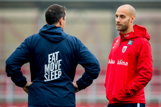 Tore Reginiussen talks to Per Joar Hansen, assistant coach