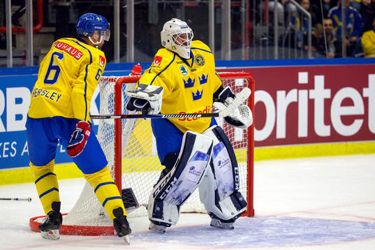 Sveriges målvakt Jhonas Enroth får låna en klubba av