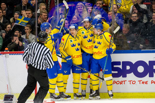 Sveriges Dennis Everberg jublar med lagkamrater