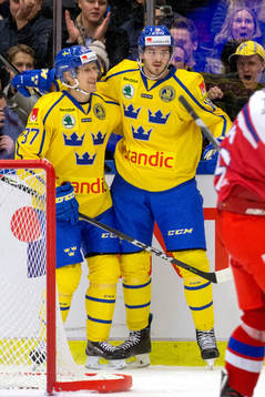 Sveriges Dennis Everberg jublar med John Norman