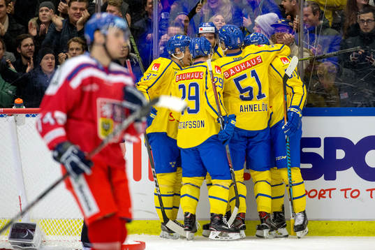 Sveriges Dennis Everberg jublar med lagkamrater