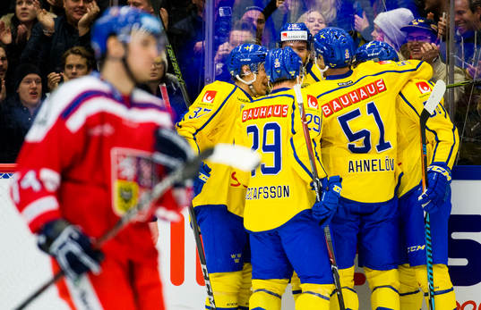 Sveriges Dennis Everberg gör 1-1 och jublar