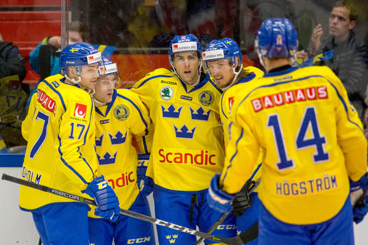 Sveriges Oscar Möller jublar med lagkamrater