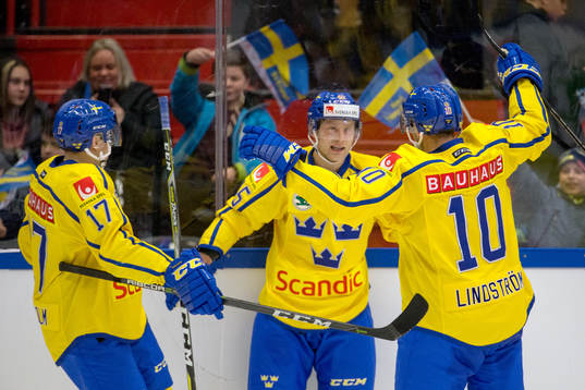 Sveriges Oscar Möller jublar med lagkamrater