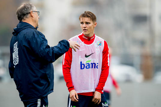 Lars Lagerbäck, head coach of Norway, talks to Martin