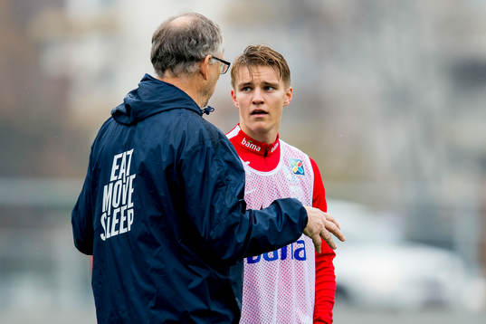 Lars Lagerbäck, head coach of Norway, talks to Martin