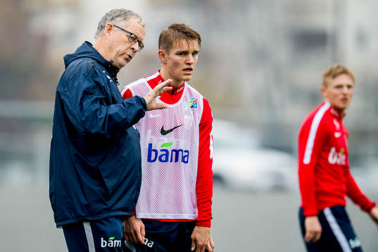 Lars Lagerbäck, head coach of Norway, talks to Martin