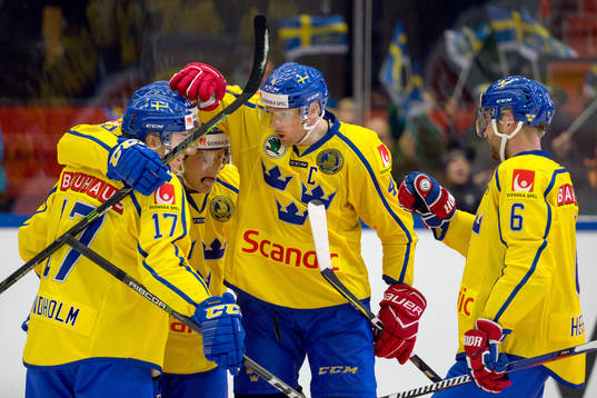 Sveriges Joakim Lindström jublar med lagkamrater