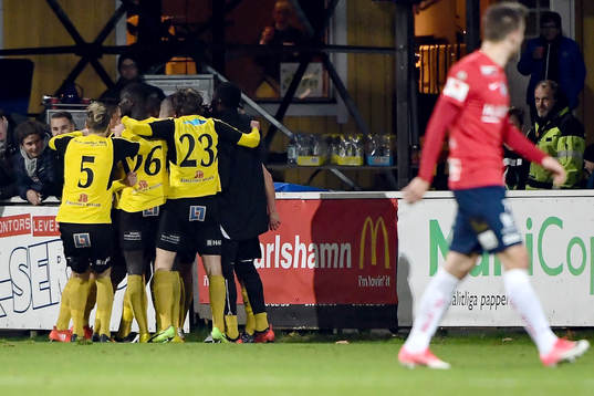 Mjällbys Joel Enarsson jublar med lagkamrater