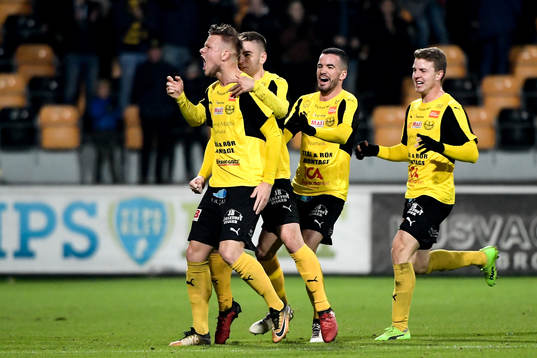 Mjällbys David Löfqvist jublar med lagkamrater