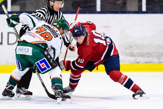 Kristianstads Christopher Lindholm tackar mot Helsingborgs