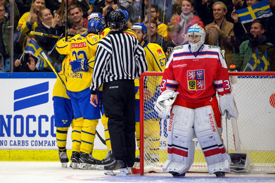 Sveriges Dick Axelsson jublar med lagkamrater