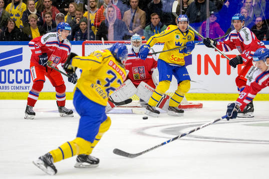 Sveriges Magnus Nygren skjuter mot Tjeckiens målvakt Pavel