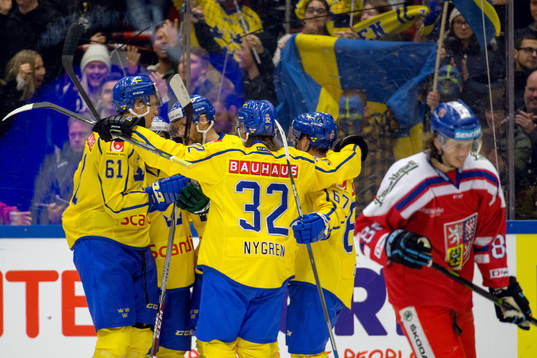 Sveriges Dick Axelsson jublar med lagkamrater