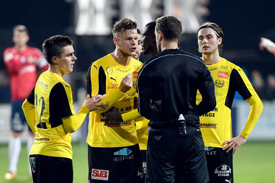 Mjällbys David Löfqvist blir utvisad av domare Victor Wolf