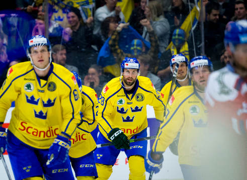 Sveriges Dick Axelsson gör 4-3 och jublar