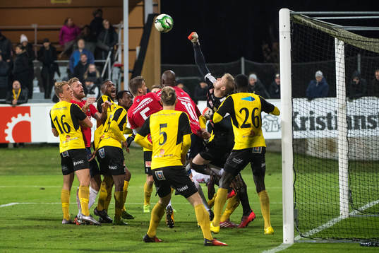 oroligt framför Mjällbys målvakt Jesper Johansson