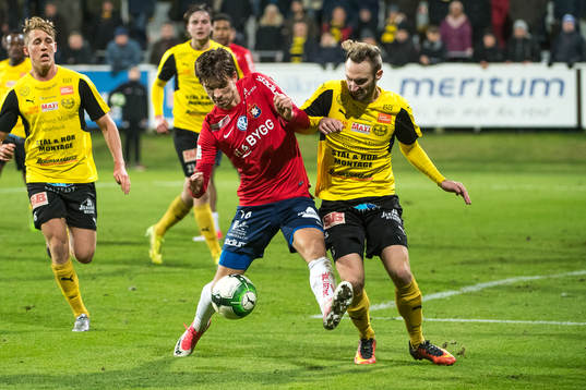 Örgrytes Daniel Paulson  och Mjällbys Oskar Sverrisson i
