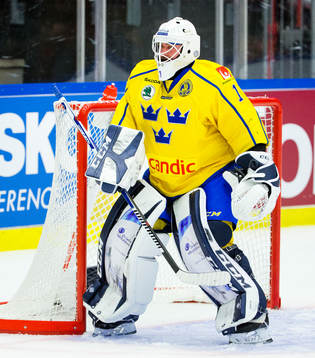 Sveriges målvakt Jhonas Enroth med en utespelarklubba