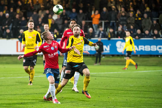 Örgrytes Emil Skogh och Mjällbys Oskar Sverrisson i