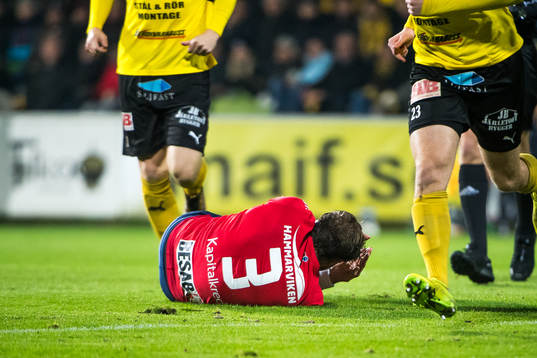 Örgrytes Johan Elmander liggande på marken har ont