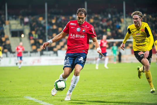 Örgrytes Johan Elmander  och Mjällbys Axel Noren