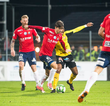Örgrytes Daniel Paulson  och Mjällbys Izuchukwu Emeh