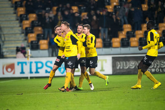 Mjällbys David Löfqvist jublar med lagkamrater