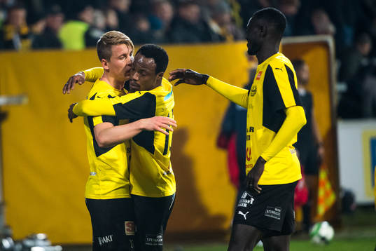 Mjällbys Joel Enarsson jublar