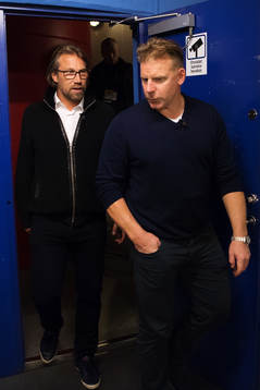 Peter Forsberg och Daniel Alfredsson på väg in till en
